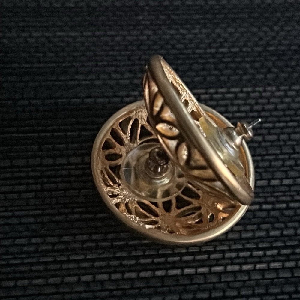 VTG Pair filigree Gold Metal Disk Earrings - Picture 5 of 8